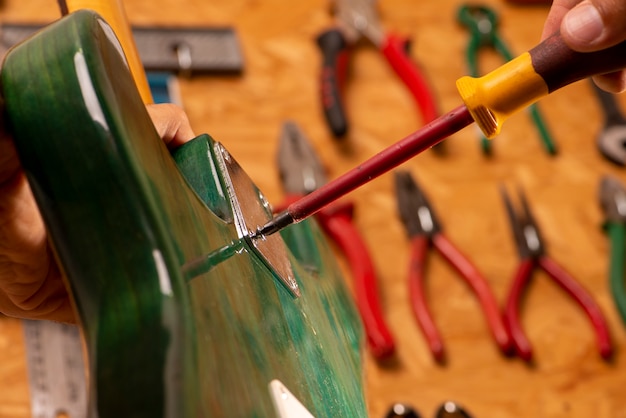 Luthier bezig met het repareren van een gitaar