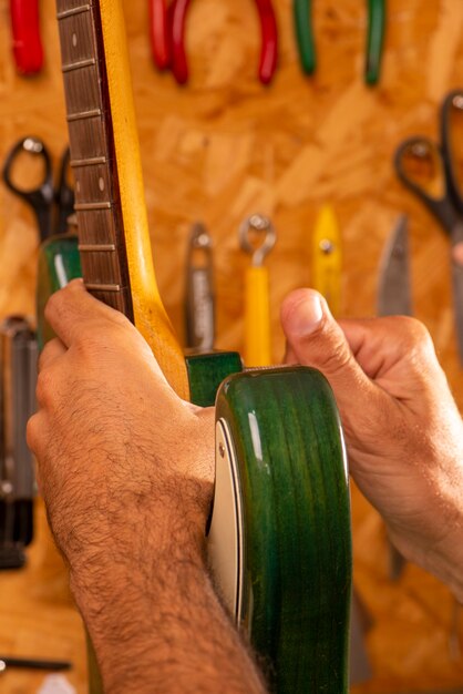 Foto liutaio al lavoro per riparare una chitarra