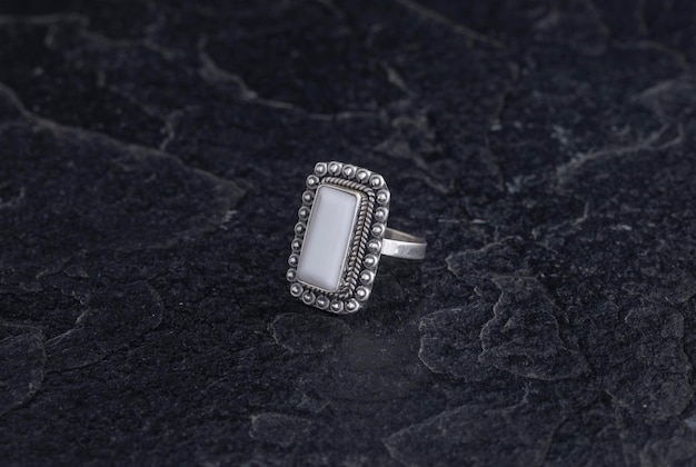 Luxe 925 sterling zilveren ring op vintage zwarte achtergrond