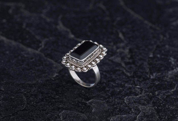 Luxe 925 sterling zilveren ring op vintage zwarte achtergrond