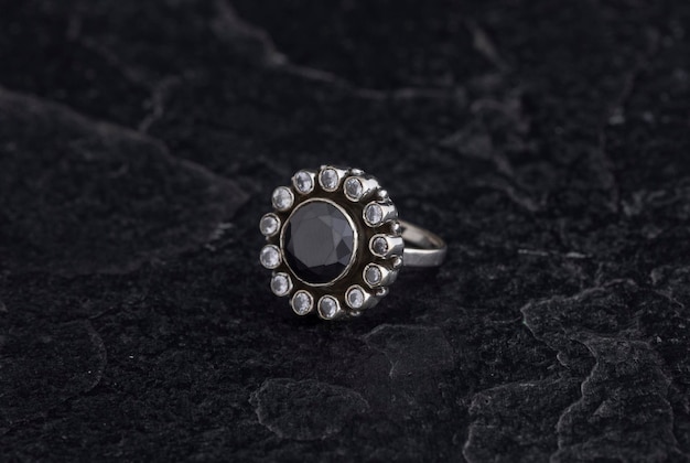 Luxe 925 sterling zilveren ring op vintage zwarte achtergrond