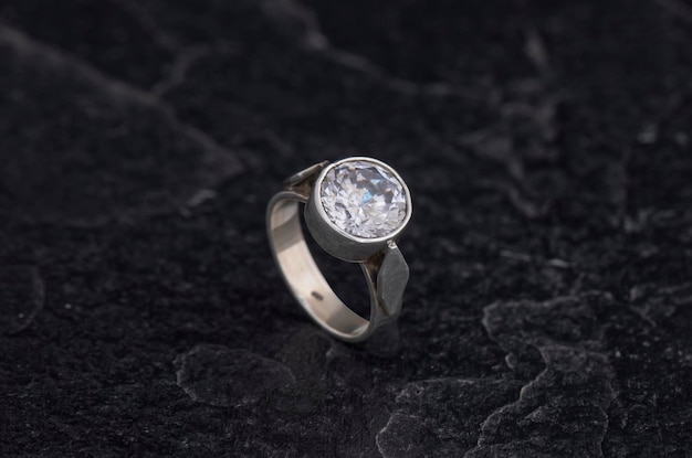 Luxe 925 sterling zilveren ring op vintage zwarte achtergrond