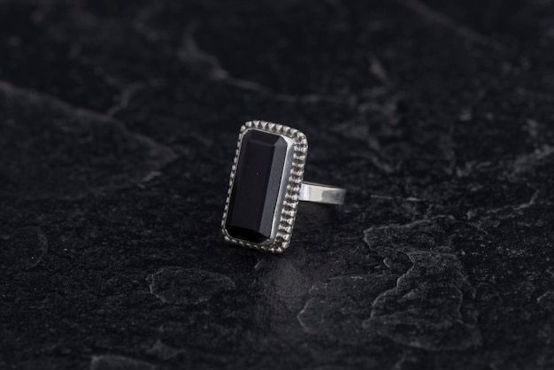 Luxe 925 sterling zilveren ring op vintage zwarte achtergrond