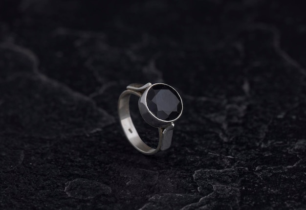 Luxe 925 sterling zilveren ring op vintage zwarte achtergrond