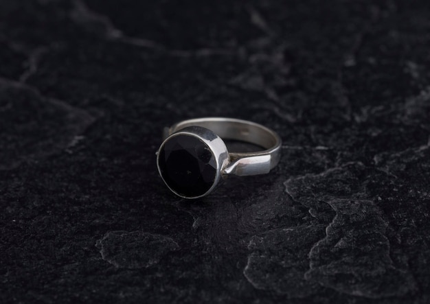 Luxe 925 sterling zilveren ring op vintage zwarte achtergrond