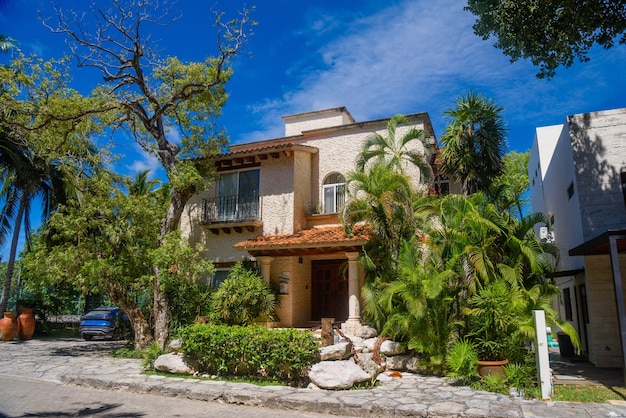 Luxe authentieke historische villa in de schaduw van bomen in Playa del Carmen Yukatan Mexico