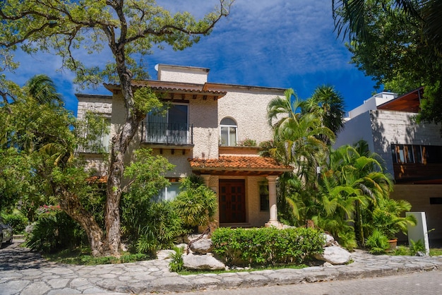 Luxe authentieke historische villa in de schaduw van bomen in Playa del Carmen Yukatan Mexico