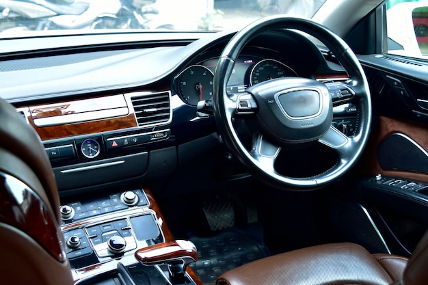 Luxe auto interieur met houten werk