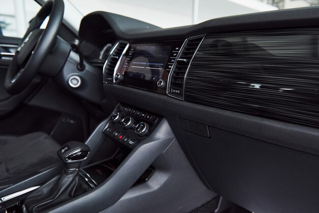 Luxe auto-interieur - stuur, versnellingspook en dashboard