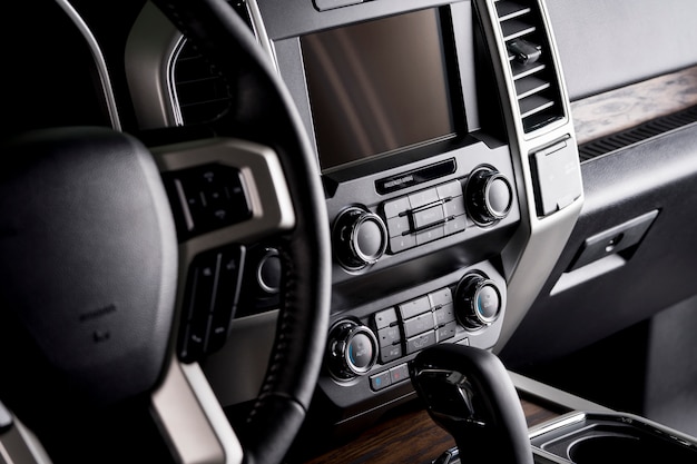 Luxe auto stuur en dashboard met multimediascherm, comfortabel interieur voor de bestuurder