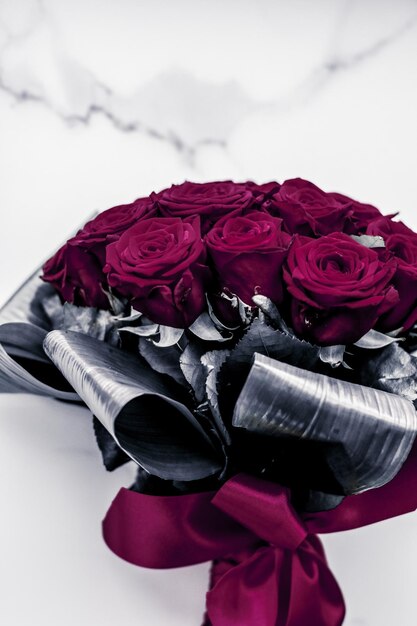 Luxe boeket van kastanjebruine rozen op marmeren achtergrond mooie bloemen als vakantieliefde aanwezig op Valentijnsdag