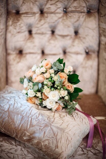 Luxe boeket van roze en witte romige rozen met prachtige linten in een prachtig interieur