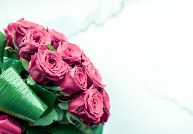 Luxe boeket van roze rozen op marmeren achtergrond mooie bloemen als vakantieliefde aanwezig op Valentijnsdag