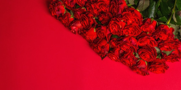 Luxe boeket verse rode rozen. Het feestelijke concept voor Bruiloften, Verjaardagen, 8 maart, Moederdag of Valentijnsdag. Wenskaart, rode matte achtergrond