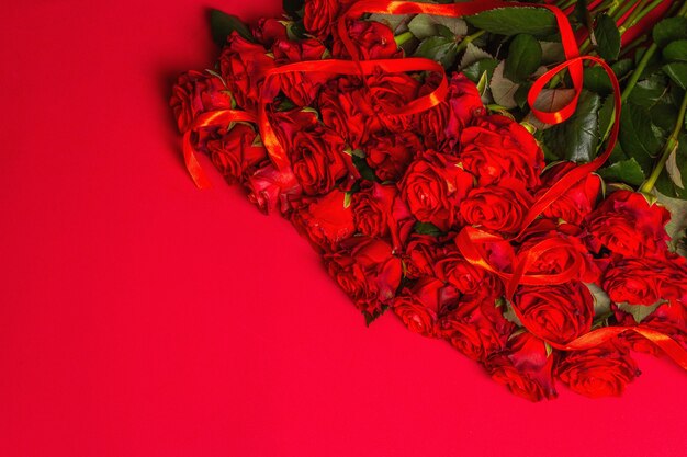 Luxe boeket verse rode rozen. Het feestelijke concept voor Bruiloften, Verjaardagen, 8 maart, Moederdag of Valentijnsdag. Wenskaart, rode matte achtergrond
