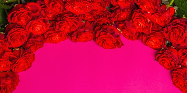 Luxe boeket verse rode rozen. Het feestelijke concept voor Bruiloften, Verjaardagen, 8 maart, Moederdag of Valentijnsdag. Wenskaart, roze matte achtergrond, Banner