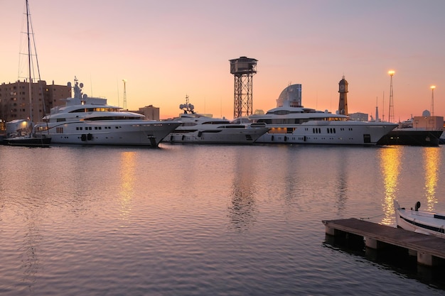 Luxe boten afgemeerd in de haven Uitzicht op de haven in de avond