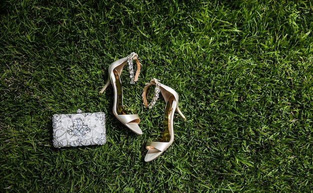 Luxe bruids schoenen op het gras