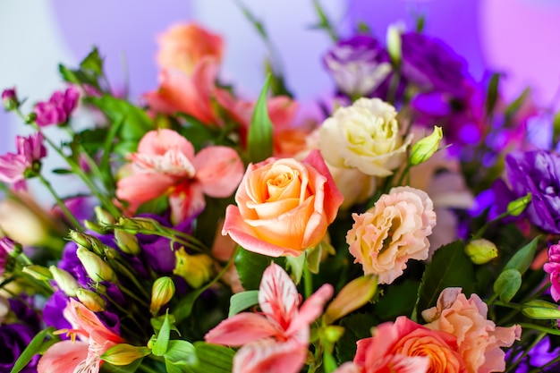 Luxe bruiloft tafel met bloemen en bomen.