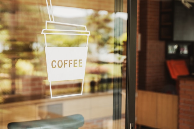 Foto luxe coffeeshop teken op de glazen deur. voor kunsttextuur of webontwerp backgrund.