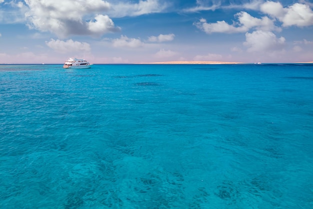 Luxe cruisejacht in helder water bij een koraalrif rode zee egypte