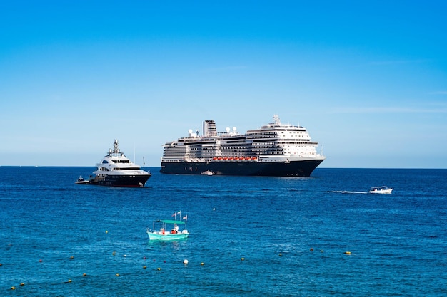 Luxe cruiseschip dat de haven binnenvaart