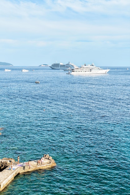 Luxe cruiseschip in de Adriatische Zee, Dubrovnik, Kroatië. Mensen op de pier