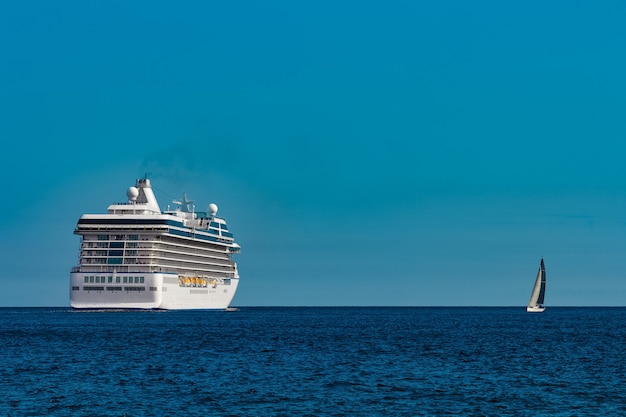 Luxe cruiseschip onderweg. Tourreizen en spadiensten