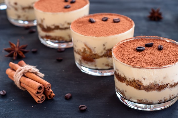 Luxe dessert Tiramisu in een glas met koffiebonen op een donkere achtergrond