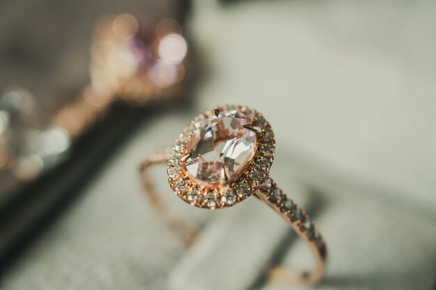 Luxe diamanten ring in juwelendoos vintage stijl