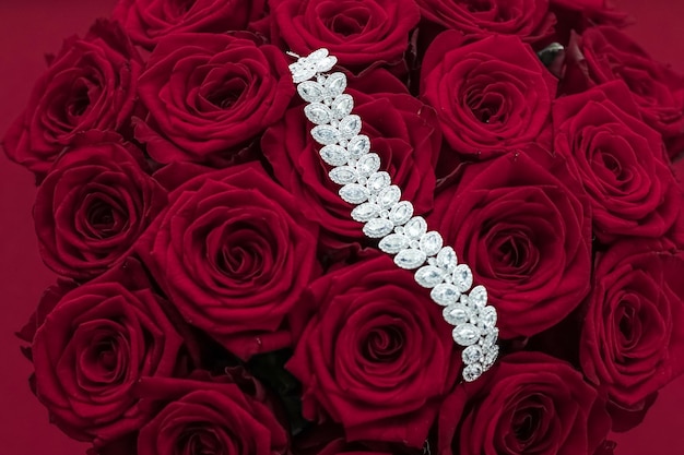 Luxe diamanten sieraden armband en rode rozen bloemen liefde cadeau op Valentijnsdag en sieraden merk vakantie achtergrondontwerp