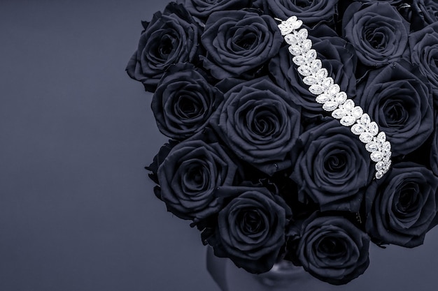 Luxe diamanten sieraden armband en zwarte rozen bloemen liefde cadeau op Valentijnsdag en sieraden merk vakantie achtergrondontwerp