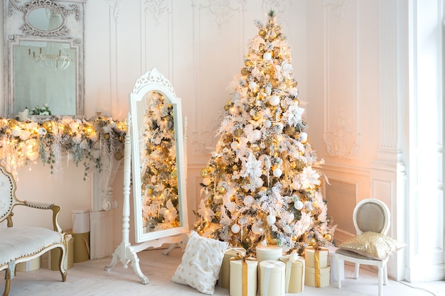 Luxe dure lichte interieur woonkamer in een koninklijke stijl versierd met een kerstboom en grote ramen