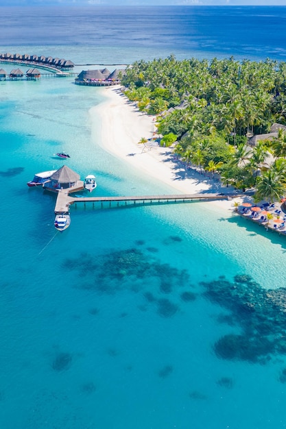 Luxe eilandlandschap in de Malediven met boten en perfecte blauwe zeewater palmbomen watervilla's