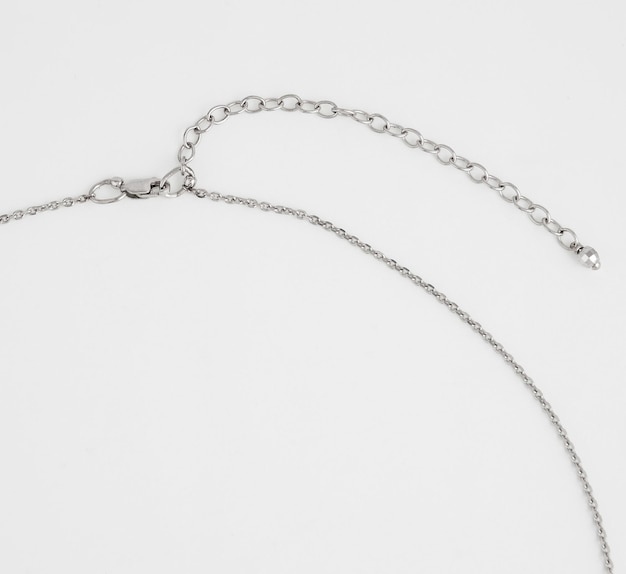 Luxe elegante zilveren ketting met parel hanger geïsoleerd op witte achtergrond bovenaanzicht