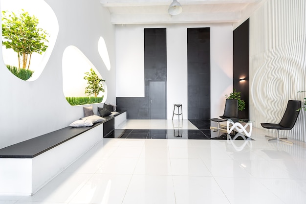 Luxe futuristisch trendy modern interieur in contrasterende zwart-witte kleuren met interessante modieuze zwarte meubels en gedecoreerde muur