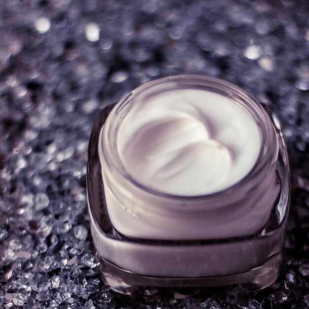 Luxe gezichtscrème voor een gezonde huid op glanzende glitterachtergrond hydraterende spa-cosmetica en natuurlijke huidverzorging schoonheidsmerkproduct