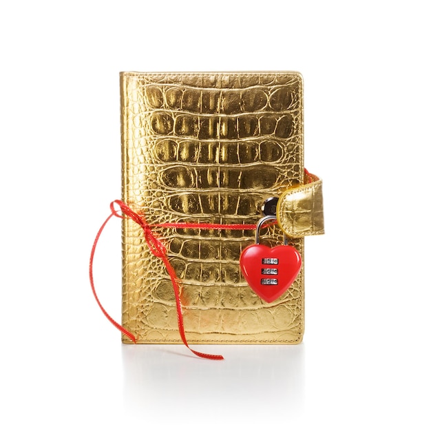 Luxe gouden dagboek met hartvorm hangslot op witte achtergrond