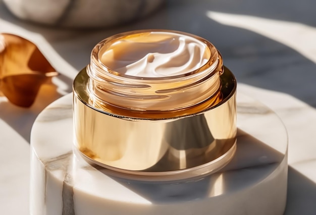 Luxe gouden gezichtscrème pot op luxe marmer onder gouden zonlicht bij spa schoonheid en huidverzorging product postprocessed generatieve ai