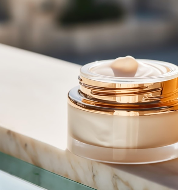 Luxe gouden gezichtscrèmepot op luxueus marmer onder gouden zonlicht bij spa beauty en skincare product generatieve ai