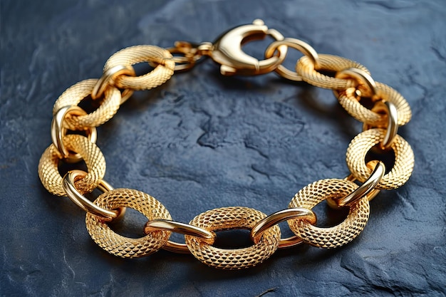 Luxe gouden ketting armband met een gestructureerd linkontwerp Opulent gouden keten armbind met gestructureerde links