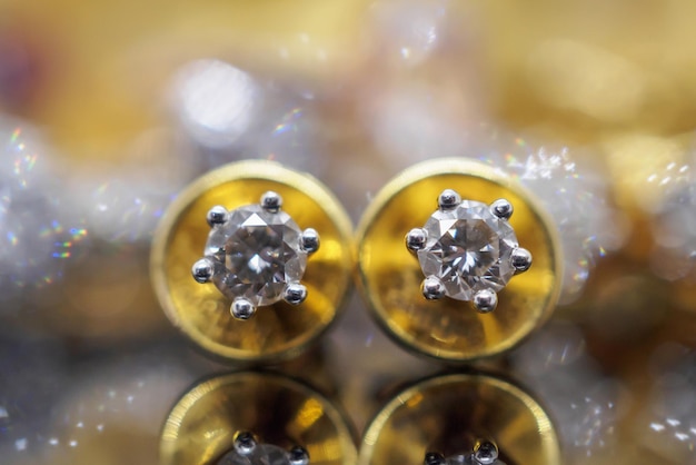 Foto luxe gouden sieraden diamanten oorbellen met reflectie op zwarte achtergrond