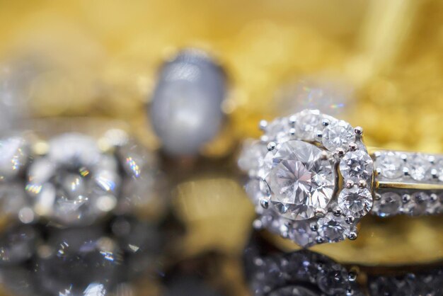 Luxe gouden sieraden diamanten ringen met reflectie op zwarte achtergrond
