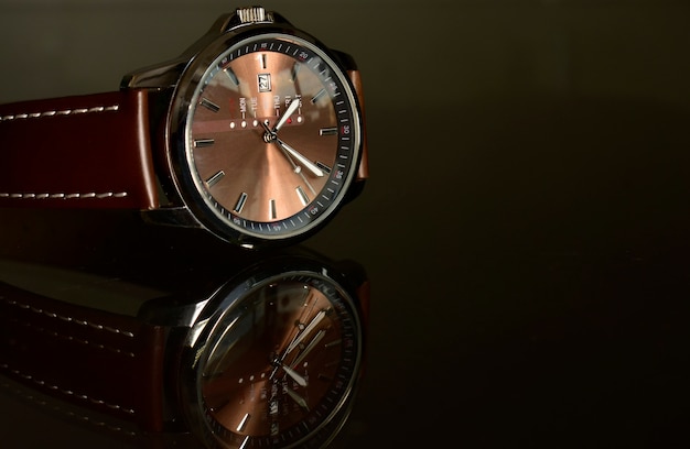 Luxe horloges op de reflecterende glazen vloer