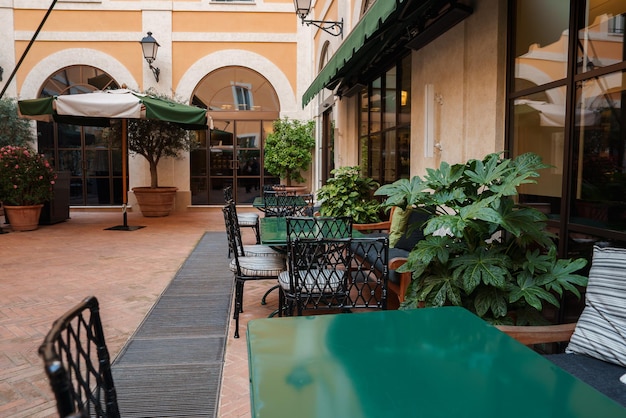 Luxe hotel buiten zitplaats met smeedijzeren stoelen in Rome