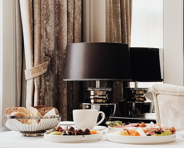 Luxe hotel en vijf sterren roomservice diverse etenswaren brood en koffie als ontbijt op de kamer voor reizen en gastvrijheid