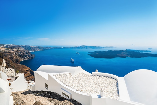 Luxe hotel met uitzicht op zee. Witte architectuur op het eiland Santorini, Griekenland. Prachtig zomers landschap