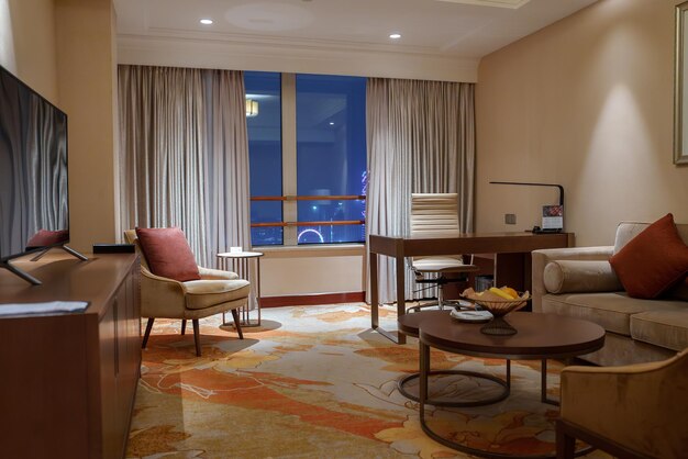 Luxe hotelkamer interieur met uitzicht op het stadsbeeld in Shanghai