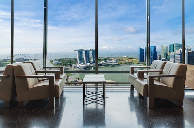 Luxe hotellounge met vensters die stad in Singapore overzien.