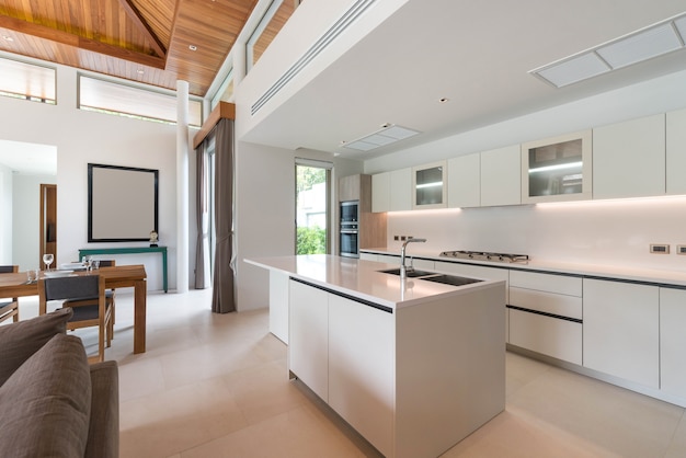 Luxe interieur in de keuken met eilandenteller en ingebouwd meubilair